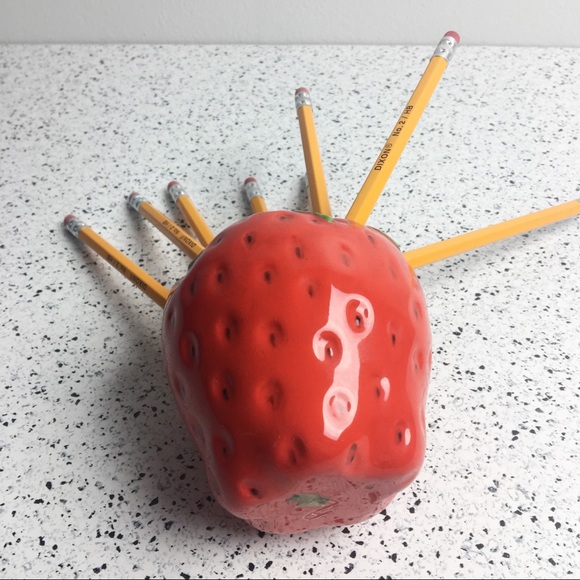 Vintage ceramic strawberry pencil holder - Picture 3 of 5